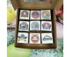 Scatola con 9 cioccolatini cremini assortiti personalizzati per Pasqua disegno diverso a scelta su ogni cioccolatino scatolina di cartone personalizzata regalo pasquale