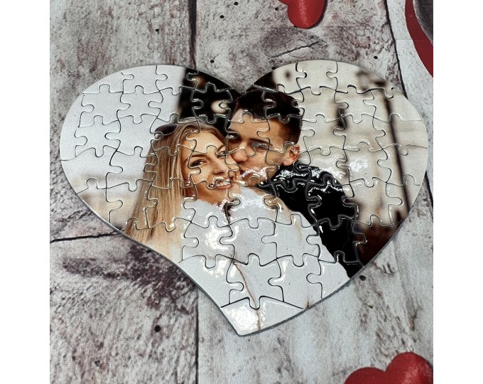 Piccolo puzzle a forma di cuore di San Valentino con la vostra