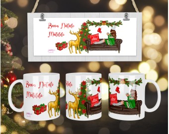 Tazza mug personalizzata con ragazza a natale idea regalo migliori amiche sorelle frase con decorazioni natalizie divano vischio albero di natale