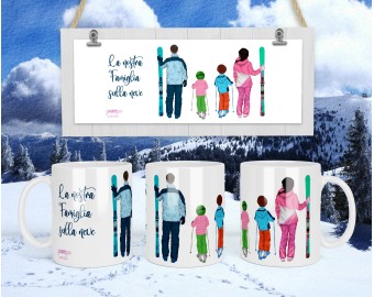 Tazza mug personalizzata con famiglia sugli sci neve inverno con frase e personaggi personalizzati abito capelli mamma papà bambini sciatori