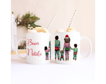 Tazza Mug natalizia personalizzata con i componenti della famiglia in pigiama nomi e frase idea regalo natalizia decorazione Buon Natale